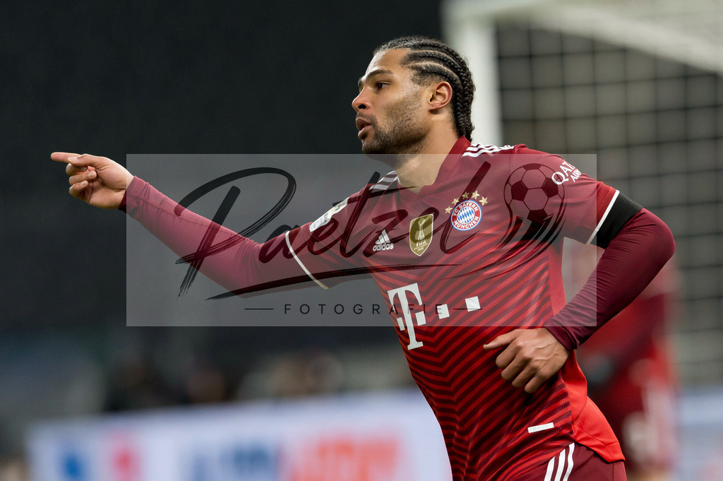 BSCFCB20220123_119 | Fussball, Herren: Serge Gnabry (FC Bayern Muenchen) Torjubel, jubelt nach seinem Treffer zum 0:4 bei dem Spiel der 1. Bundesliga zwischen Hertha BSC und FC Bayern Muenchen im Olypiastadion am 23.01.2022 in Berlin, Deutschland.DFB / DFL REGULATIONS PROHIBIT ANY USE OF PHOTOGRAPHS AS IMAGE SEQUENCES AND/OR QUASI-VIDEO. - Realisiert mit Pictrs.com