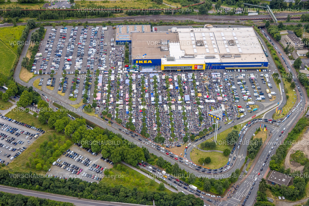 Duisburg240702295-Nord | Luftbild, Duisburg-Nord, Ikea Möbelmarkt und Trödelmarkt auf dem Parkplatz, Flohmarkt Marktstände, Beeck, Duisburg, Ruhrgebiet, Nordrhein-Westfalen, Deutschland