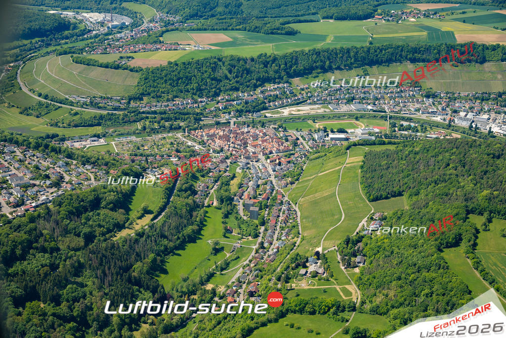 Luftaufnahme der Stadt Niedernhall - Die Luftaufnahme wurde 2025 vom UL-Flugzeug heraus erstellt ( keine Drohne ) - Hochauflösende Luftaufnahme - für professionelle Ausdrucke geeignet. Die Geschenkidee !Mit Lizenz und Bildrechte bestellbar