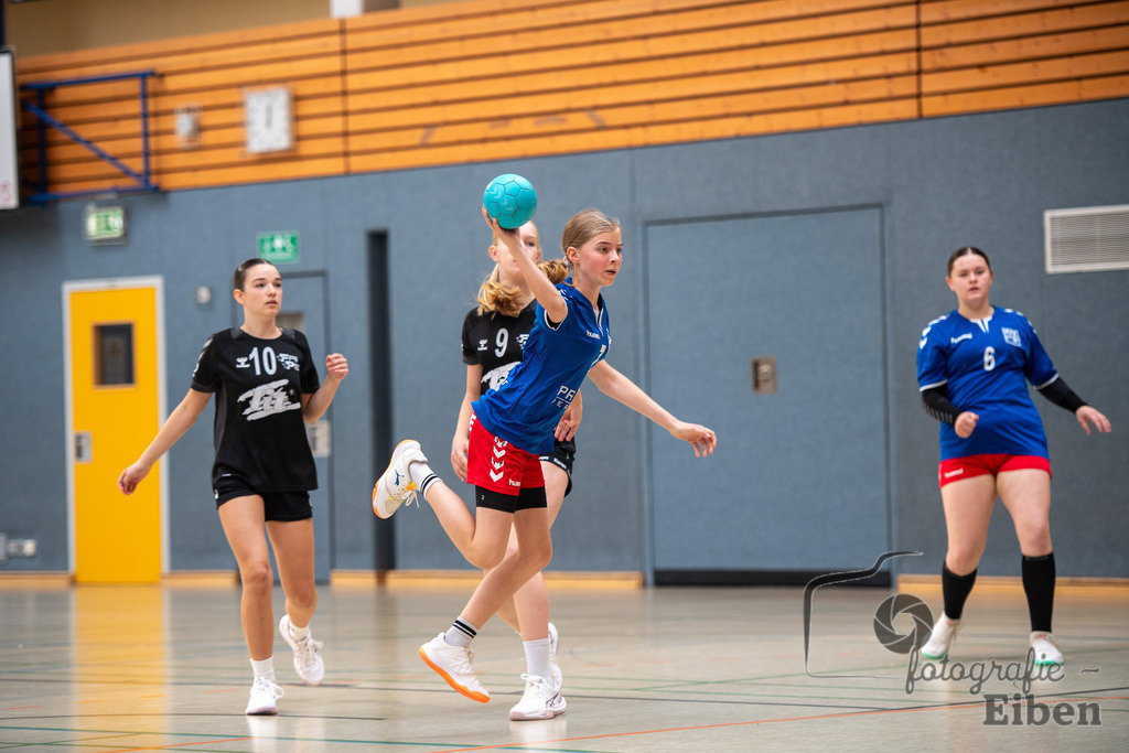 VfL Rastede-SG FriPe | C-Juniorinnen Landesliga; VFL Rastede (blau) - SG FriPe (schwarz) am 22.09.2024; in Rastede (Sporthalle Feldbreite), Photo: Philip Eiben 2024 - Realisiert mit Pictrs.com
