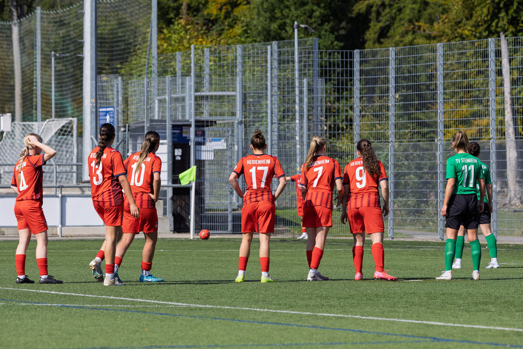 FCHSTE_250921_3518 | 1.FC Heidenheim 1846 II vs. TV Steinheim, Fußball, Frauen, Bezirksliga, 2025/2026, 2.Spieltag, 21.09.2025 in Heidenheim, Kunstrasen b. Voith-Arena West(Foto: Michael Bulling) - Realisiert mit Pictrs.com
