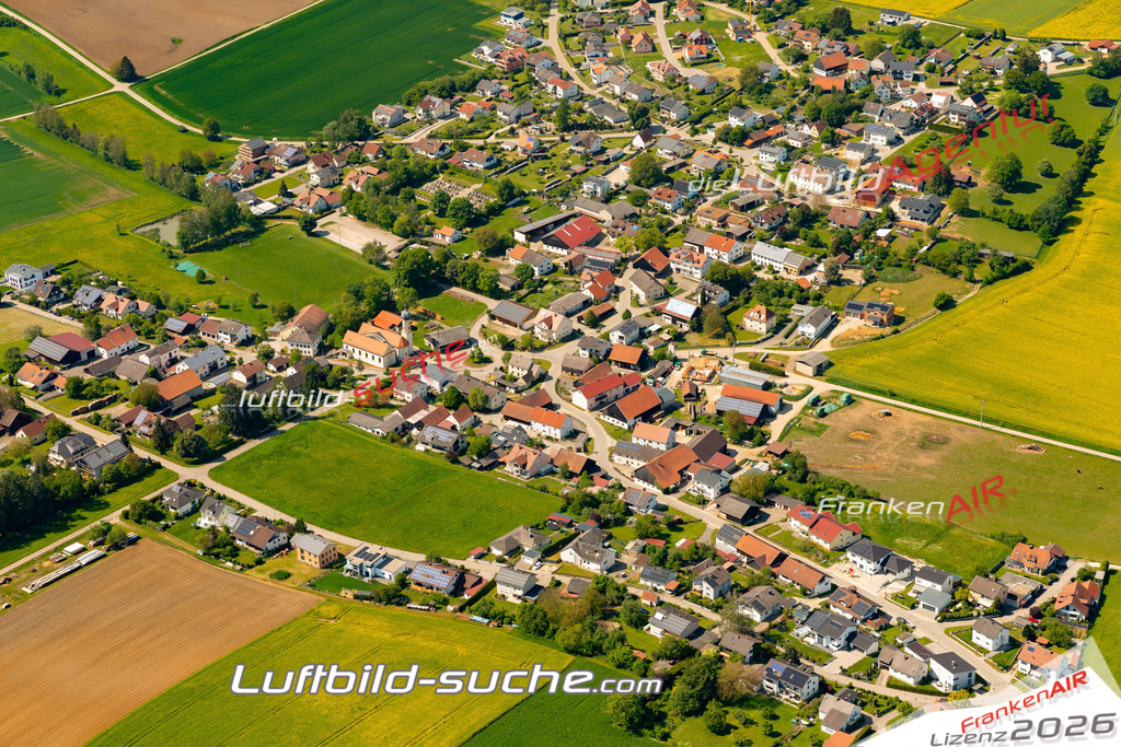 Das Luftbild zeigt : Steinsdorf Altmannstein - Die Luftaufnahme wurde 2024 vom UL-Flugzeug aus erstellt ( keine Drohne ) - Hochauflösende Luftaufnahme - Für grossformatige Ausdrucke geeignet. Die Geschenkidee !Mit Lizenz und Bildrechte bestellbar