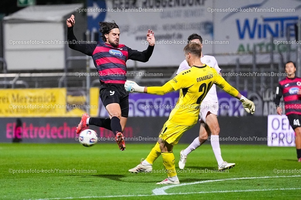 xYDR28092501125 | 28.09.2025, xydrx, Fußball, 3.Liga, Viktoria Köln - VFL Osnabrück, Saison 2025 2026, Sportpark Höhenberg: Lex-Tyger Lobinger (Viktoria Köln #9) im Zweikampf gegen Lukas Jonsson (VFL Osnabrück #21)  DFB regulations prohibit any use of photographs as image sequences and or quasi-video.