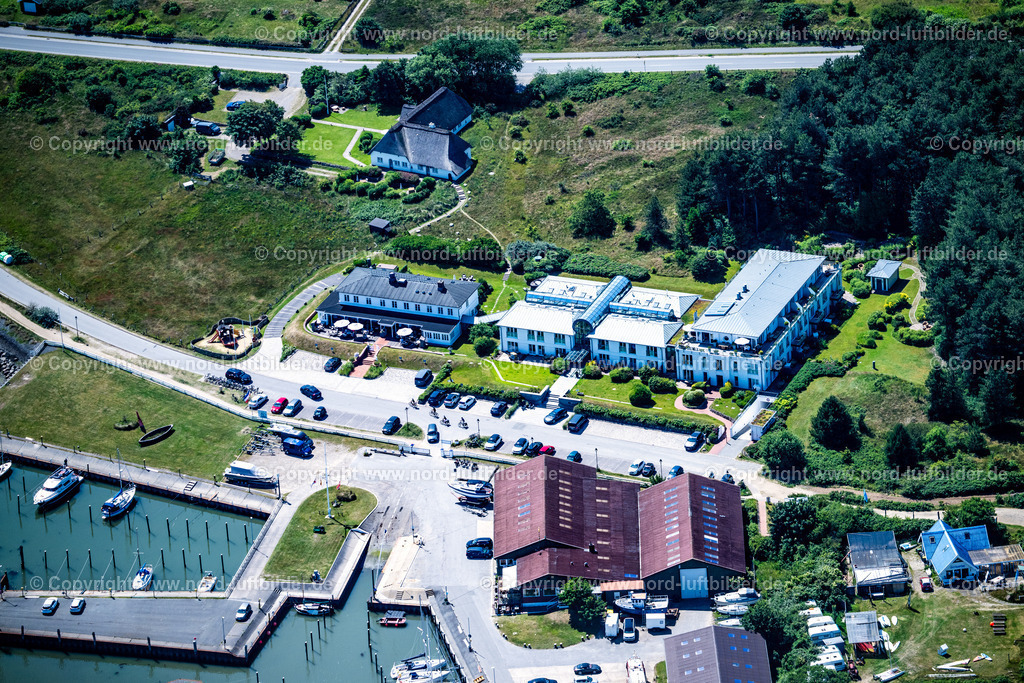 Sylt_Munkmarsch_Hotel_Fährhaus_Sylt_ELS_1573210625 | SYLT 21.06.2025 Gebäudekomplex der Hotelanlage " Hotel Fährhaus Sylt " an der Straße Bi Heef im Ortsteil Ost in Sylt Nordsee - Insel im Bundesland Schleswig-Holstein, Deutschland. Weiterführende Informationen bei: Hotel Fährhaus Sylt. // Complex of the hotel building " Hotel Faehrhaus Sylt " on street Bi Heef in the district Ost in Sylt North Sea Island in the state Schleswig-Holstein, Germany. Further information at: Hotel Faehrhaus Sylt. Foto: Martin Elsen