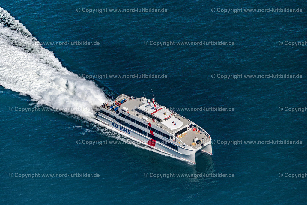 Katamaran_Nordlicht_2_Ems_AG_ELS_7880130822 | HELGOLAND 13.08.2022 Passagier- und Fahrgastschiff Katamaran " Nordlicht 2 " der " Ems AG " in Helgoland im Bundesland Schleswig-Holstein, Deutschland. // Passenger and passenger ship catamaran " Nordlicht 2 " of the " Ems AG " in Helgoland in the state Schleswig-Holstein, Germany. Foto: Martin Elsen