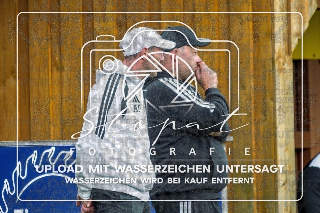 DSC_6044-Verbessert-RR | Axel Froehlich (FG Fulde-Stellichte - Trainer) und Sascha Bernholz beim Herren Kreisliga HK Spiel zwischen FG Fulde-Stellichte und TSV Wietzendorf im Fulder Zentralstadion, Fulde (Simon Paul Stopat) - Realisiert mit Pictrs.com