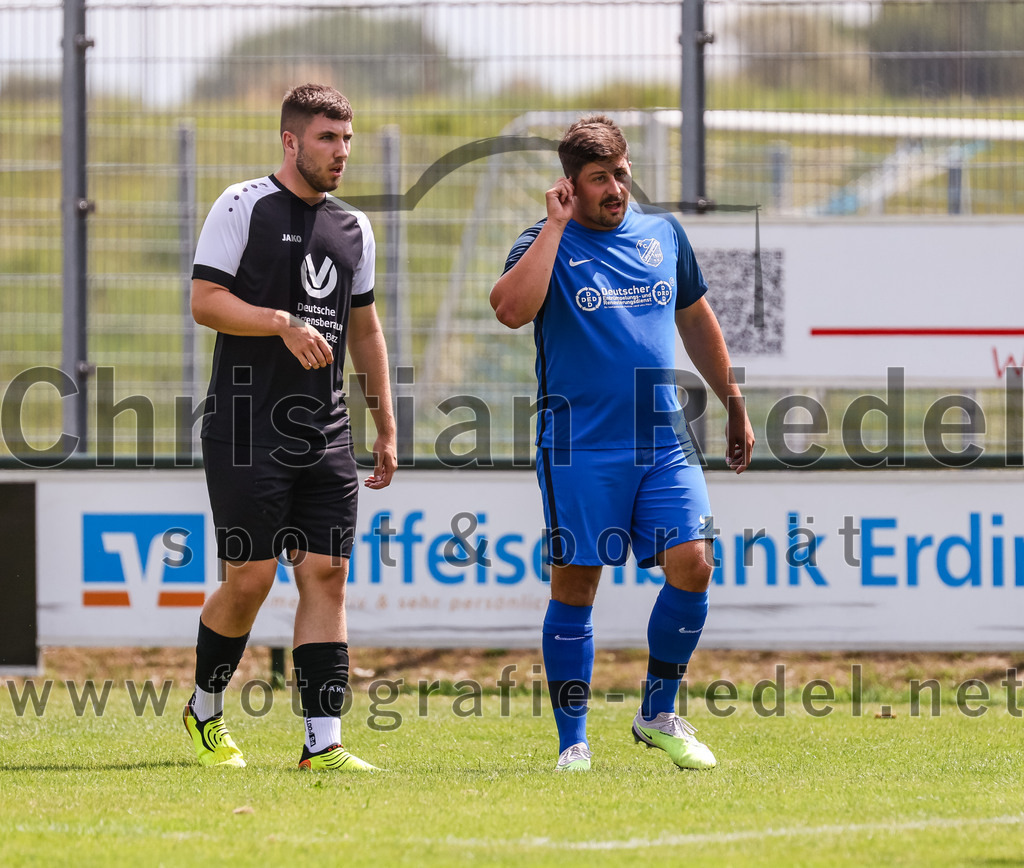 2023-07-22_025_FC_Langengeisling_gegen_VfB_Eichstaett_II | Erding, Deutschland, 22.07.2023:
Fußball, Bezirksliga Oberbayern Ost 2023 / 2024, Testspiel, FC Langengeisling gegen VfB Eichstätt II, Endergebnis: 3:2

Raphael Kundinger (VFB Eichstätt, #5), Florian Rupprecht (FC Langengeisling, #11)

Foto: Christian Riedel / fotografie-riedel.net