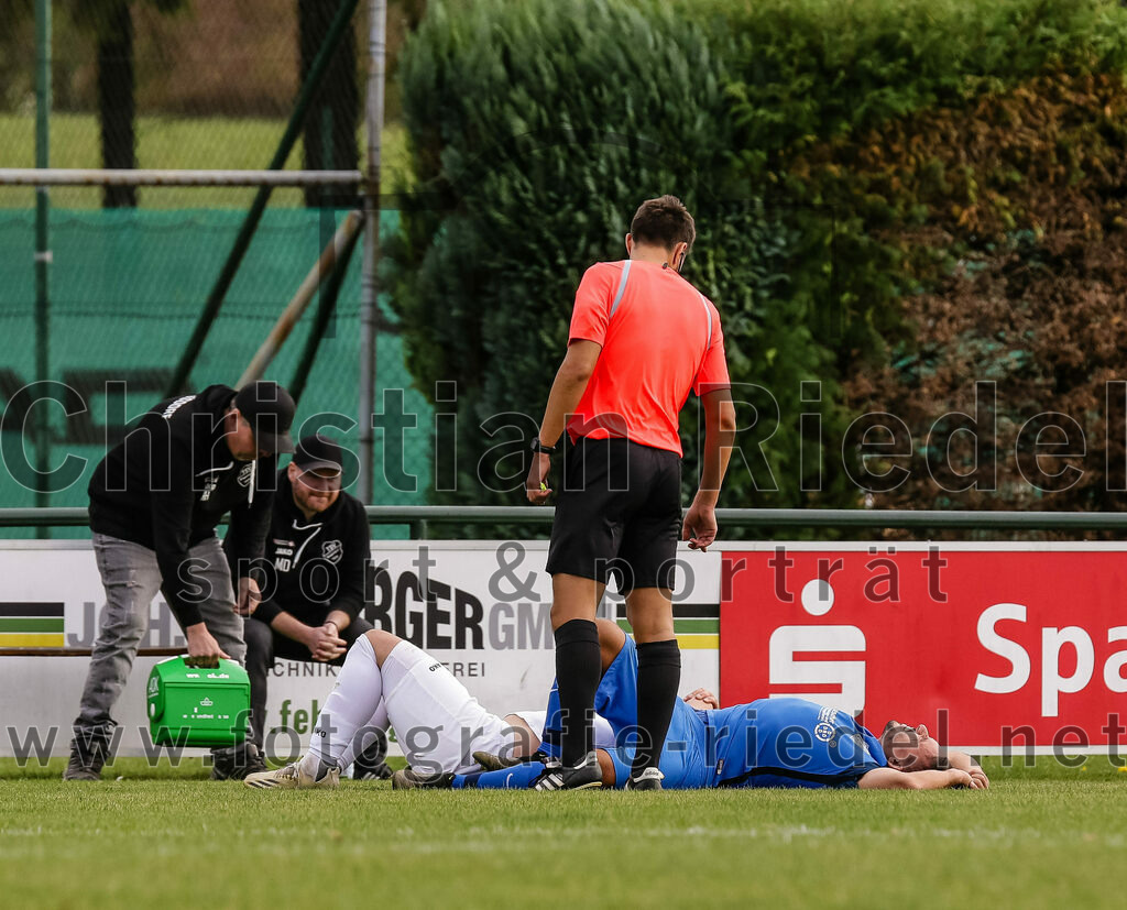 2023-10-14_058_FC_Langengeisling_gegen_TSV_Siegsdorf | Erding, Deutschland, 14.10.2023:
Fußball, Bezirksliga Oberbayern Ost 2023 / 2024, 13. Spieltag, FC Langengeisling gegen TSV Siegsdorf, Endergebnis: 3:0

Maximilian Hintermaier (FC Langengeisling, #13), Schiedsrichter Xaver Fabisch
Foto: Christian Riedel / fotografie-riedel.net
