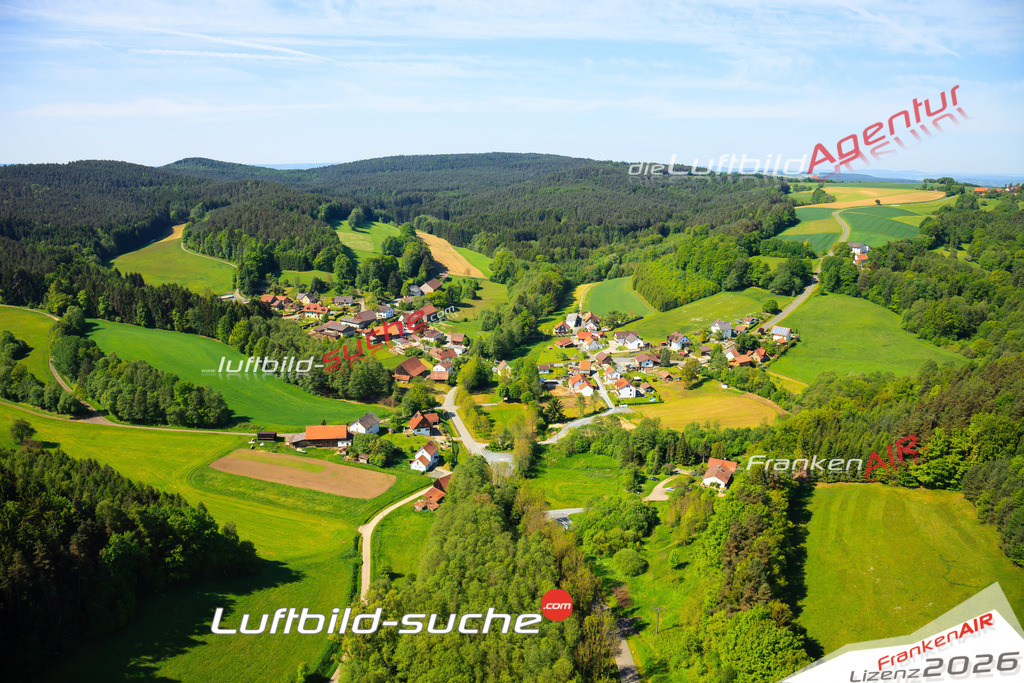 Die Luftaufnahme Gruen - Weissenbrunn wurde vom UL-Flugzeug (keine Drohne) aus fotografiert.Hohe Druck- Auflösung-die Geschenkidee!