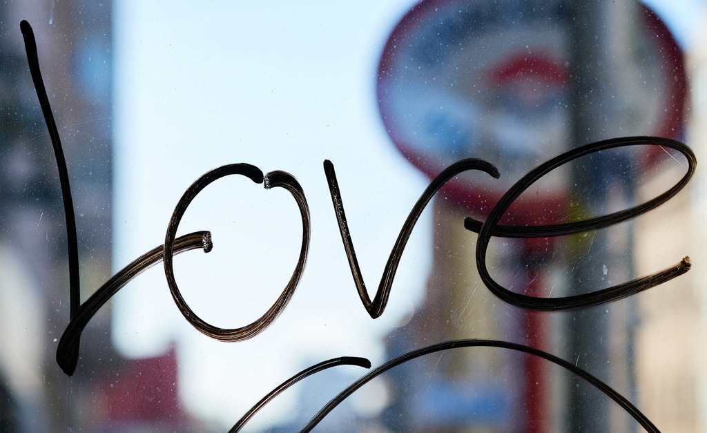 Aufschrift Love an der Strassenbahnhaltestelle | Wien, Austria - February 23, 2022: Aufschrift Love an der Strassenbahnhaltestelle. - Realisiert mit Pictrs.com