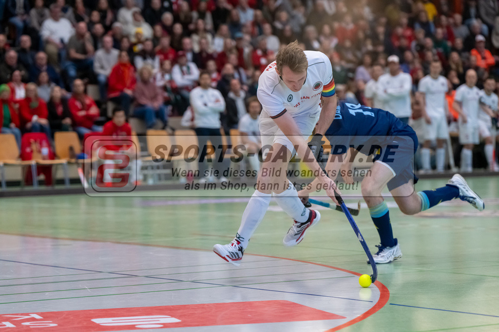 HK_20250118_101804 | 1/4 Finale 1. Bundesliga Halle Herren Crefelder HTC - Zehlendorfer Wespen am 18.1.2025 Halle Glockenspitz, Krefeld , John Dammertz ( Zehlendorfer Wespen #19 ) , Niklas Wellen ( Crefelder HTC 10 )