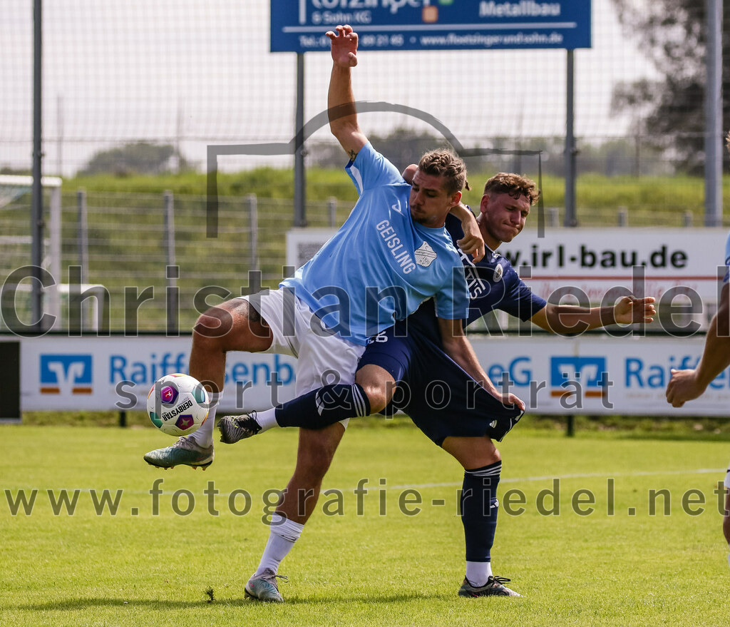 2023-08-26_043_FC_Langengeisling_gegen_TuS_Raubling | Erding, Deutschland, 26.08.2023:
Fußball, Bezirksliga Oberbayern Ost 2023 / 2024, 6. Spieltag, FC Langengeisling gegen TuS Raubling, Endergebnis: 2:0

Maximilian Birnbeck (FC Langengeisling, #27), Marius Pappenberger (TuS Raubling, #16)

Foto: Christian Riedel / fotografie-riedel.net