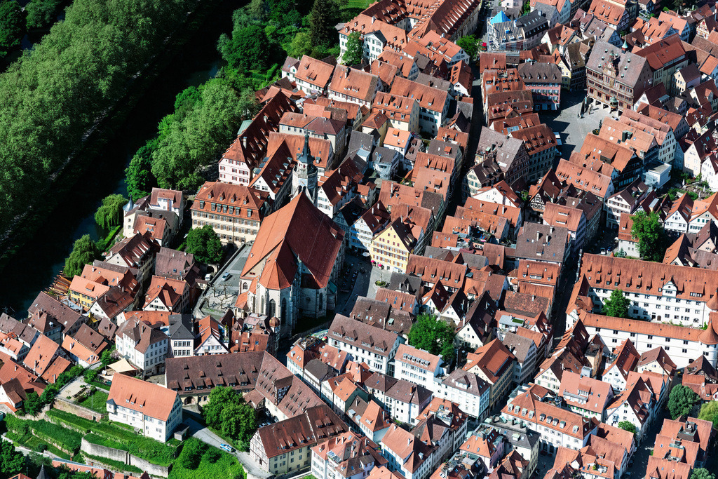 dr__0096877.jpg | TüBINGEN 19.05.2022 Kirchengebäude " Stiftskirche St. Georg " an der Straße Holzmarkt in Tübingen im Bundesland Baden-Württemberg, Deutschland. Weiterführende Informationen bei: Evangelische Stiftskirche Tübingen. // Church building " Stiftskirche St. Georg " in Tuebingen in the state Baden-Wuerttemberg, Germany. Further information at: Evangelische Stiftskirche Tuebingen. Foto: Daniel Reiter