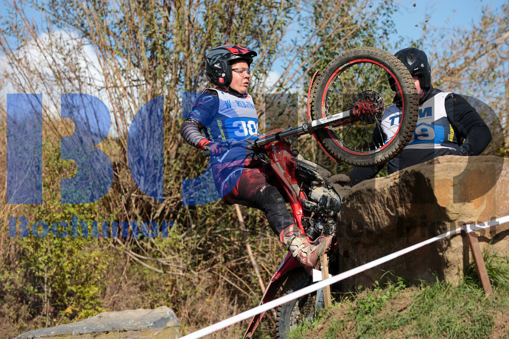 SES_DMTRIA20240929-25 | bond - Realisiert mit Pictrs.com