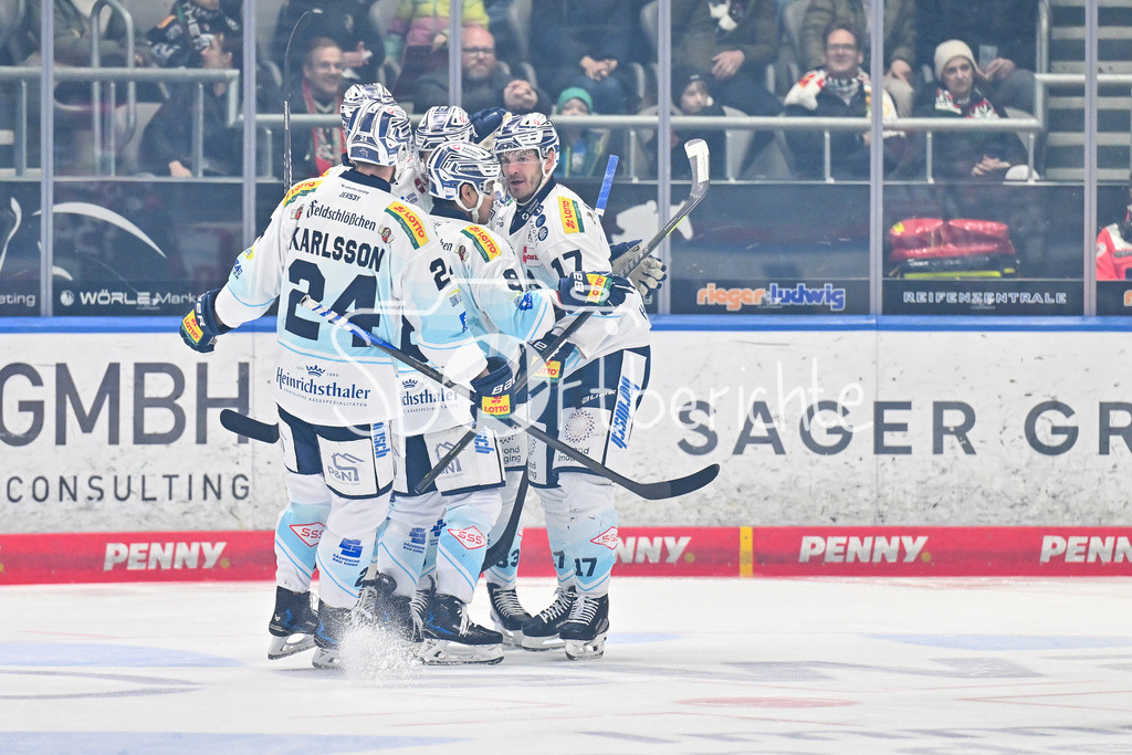 Augsburger Panther - Dresdner Eislöwen | AUGSBURG, DEUTSCHLAND - 06. MÄRZ: Jubel der Gäste nach dem Treffer zum 0-2 durch Lance BOUMA (Eislöwen Dresden 17) / Tor / Torschuetze / Freude / Happy / während dem Match zwischen den Augsburger Panthern und den Dresdner Eislöwen am 49. Spieltag der Penny DEL im Curt Frenzel Stadion