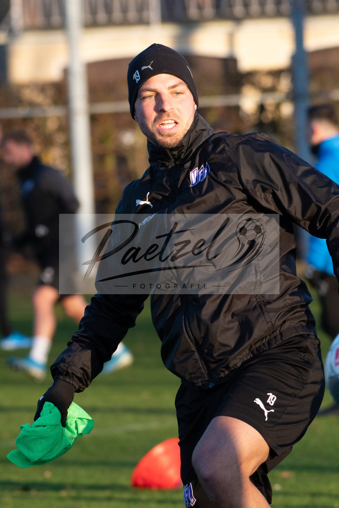 20200121_TRAOSN_0013 | Fußball, Herren: Kevin Wolze (VfL Osnabrück) schaut beim Training des VfL Osnabrück am 21.01.2020 im Sportpark Illoshöhe in Osnabrück, Deutschland.(Foto von Nico Paetzel) - Realisiert mit Pictrs.com
