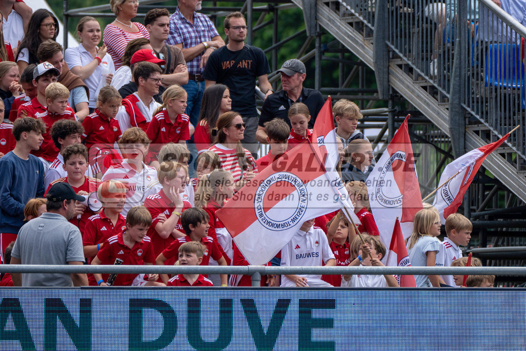 Final4_20250601-1409-HK108583 | Krefeld, Deutschland, 01.06.2025:  Feldhockey Final4 2025 – „Deutsche Feldhockey-Meisterschaften 2025“ Crefelder HTC - Rot-Weiss Köln (Finale Herren) im Gerd-Wellen-Hockeyanlage am 01.06.2025 in Krefeld, Deutschland. (Foto von Kramhöller/Fehrmann/Kaste)Krefeld, Germany, 01.06.2025: Feldhockey Final4 2025 – „Deutsche Feldhockey-Meisterschaften 2025“ Harvestehuder HTC - Düsseldorfer HC (Finale Damen) in Gerd-Wellen-Hockeyanlage at 01.06.2025 in Krefeld, Deutschland. (Foto from Kramhöller/Fehrmann/Kaste)