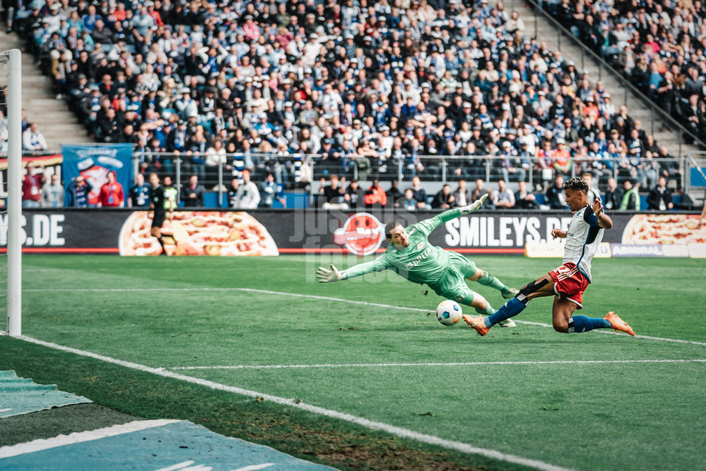 Fußball | Männer | Saison 2023/2024 | 2. Fußball-Bundesliga | 26. Spieltag | Hamburger SV vs. SV Wehen Wiesbaden | 17.03.2024 | Ransford Königsdörffer (#11, HSV) schießt an Florian Stritzel (#16, SV Wehen Wiesbaden) vorbei zum 3:0 Tor