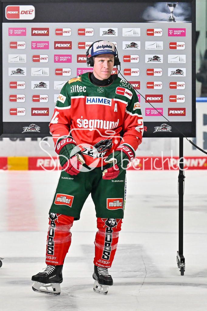 Augsburger Panther - Löwen Frankfurt | Im Bild T. J. TREVELYAN (Augsburger Panther #24) beim Interview von Magentasport / Freisteller / Einzelfoto / DEL: Augsburger Panther - Löwen Frankfurt, Curt Frenzel Stadiom am 11.10.2024