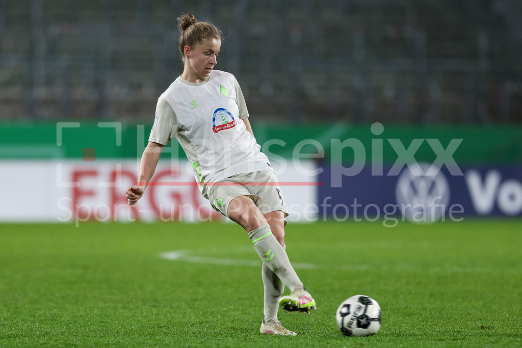 Fussball, DFB-Pokal Frauen, SGS Essen - SV Werder Bremen | Michelle Ulbrich (SV Werder Bremen, 5) am Ball, Freisteller, Einzelbild, Ganzkörper, Aktion, Action, Spielszene, DIE DFB-RICHTLINIEN UNTERSAGEN JEGLICHE NUTZUNG VON FOTOS ALS SEQUENZBILDER UND/ODER VIDEOÄHNLICHE FOTOSTRECKEN. DFB REGULATIONS PROHIBIT ANY USE OF PHOTOGRAPHS AS IMAGE SEQUENCES AND/OR QUASI-VIDEO.