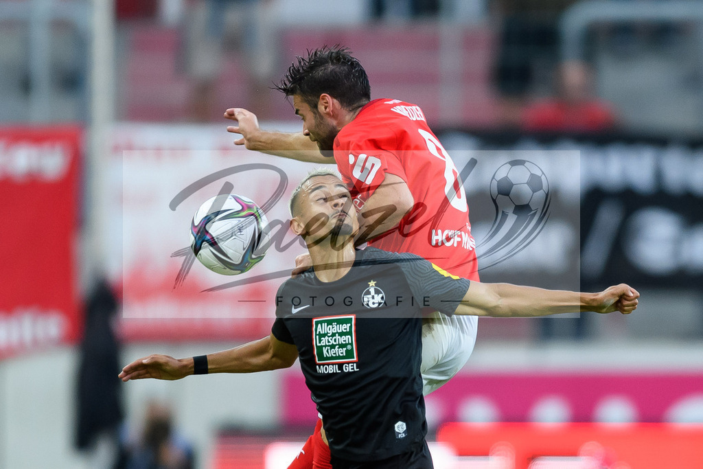 HFCFCK20210824_042 | Fussball, Herren: Niklas Kreuzer (Hallescher FC) und Kenny Redondo (1. FC Kaiserslautern) im Zweikampf beim Spiel der 3. Liga zwischen Hallescher FC und 1. FC Kaiserslautern im Leuna-Chemie-Stadion am 24.08.2021 in Halle (Saale), Deutschland. - Realisiert mit Pictrs.com