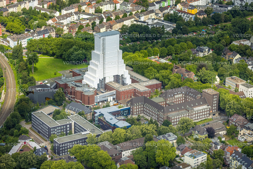 Bochum240700749 | Luftbild, Deutsches Bergbau-Museum Bochum, Baustelle und Renovierung des verhüllten Förderturms am Europaplatz, Wahrzeichen und Sehenswürdigkeit, Gebäude Polizeipräsidium Mitte, Schillerplatz, Grumme, Bochum, Ruhrgebiet, Nordrhein-Westfalen, Deutschland