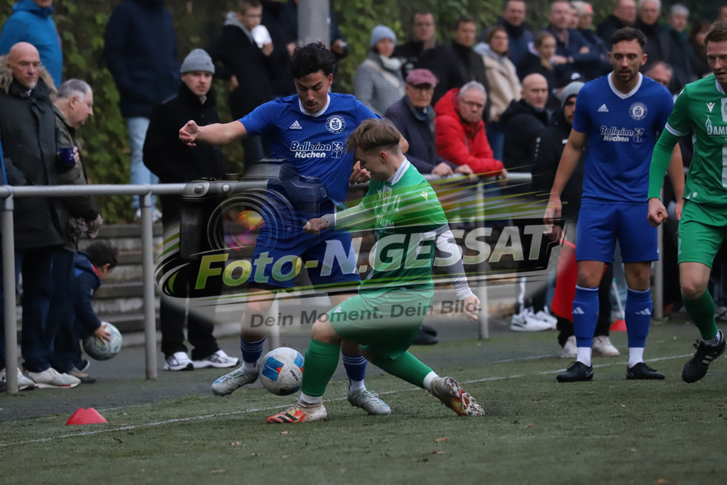 Bünder SV - TuS Bruchmühlen | Auf dem Bild zu sehen: grün Bünder SV: Felix Schnitzler ; blau TuS Bruchmühlen: Firat FidanBünder SV, TuS Bruchmühlen, Saison 25/26, Kreisliga A, Bünde, Deutschland - Realisiert mit Pictrs.com