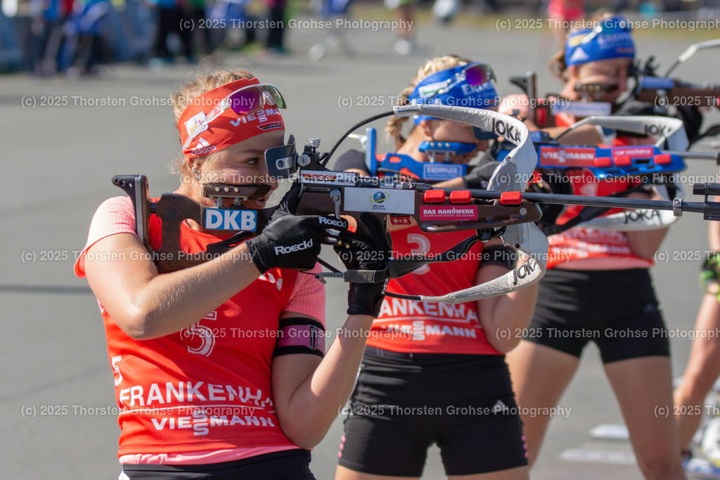 Deutsche Meisterschaften Biathlon 2018 | Deutsche Meisterschaften Biathlon 2018, Massenstart Frauen am 15.09.2018 in der DKB SKI ARENA in Oberhof, (Deutschland)

Bild: Franziska Preuss vom SC Haag / Zoll (3),
Luise Kummer vom SV Frankenhain / BwO (5) - Realisiert mit Pictrs.com