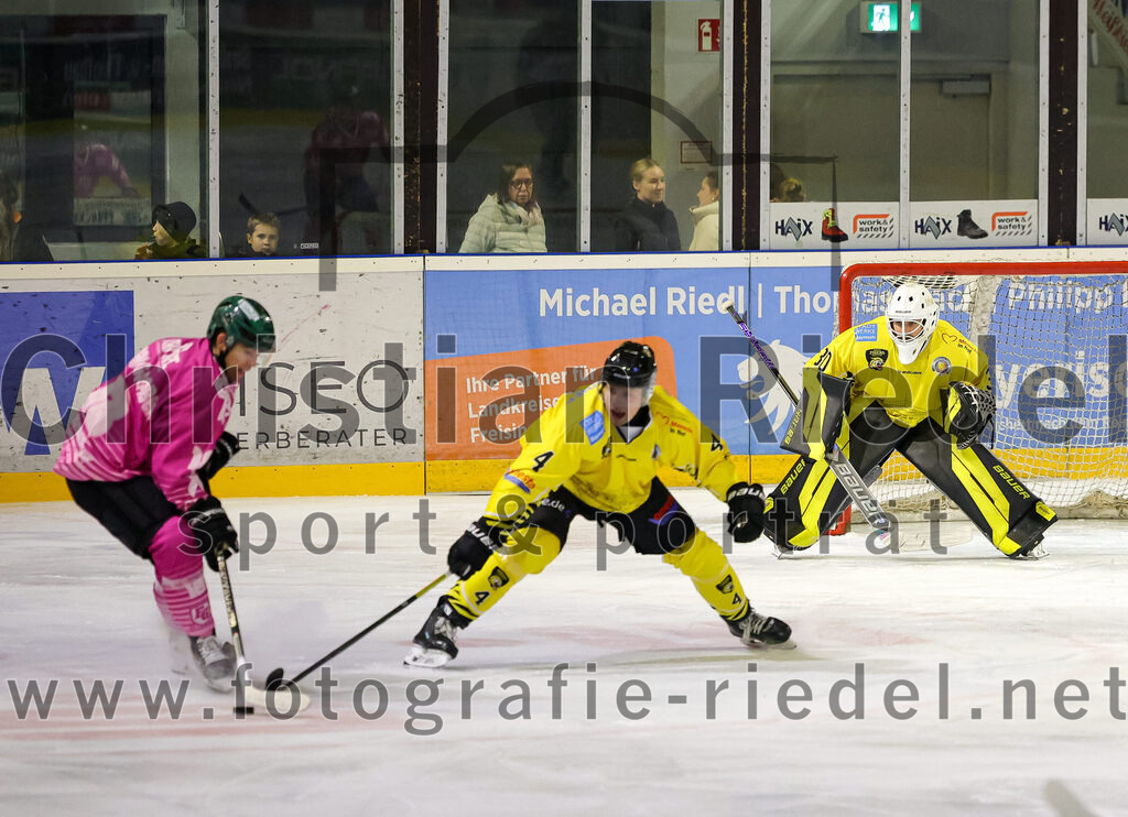 2025-10-10_052_TSV_Erding_gegen_onesto_Tigers_Bayreuth | Erding, Deutschland, 10.10.2025:Eishockey, Oberliga Süd 2025 / 2026, 7. Spieltag, TSV Erding gegen onesto Tigers Bayreuth, Endergebnis: 2:5Luis Scheibengraber (Erding Gladiators, #18), Jannis Hüserich (onesto Tigers Bayreuth, #4), Torwart Maximilian Meier (onesto Tigers Bayreuth, #30)Foto: Christian Riedel / fotografie-riedel.net
