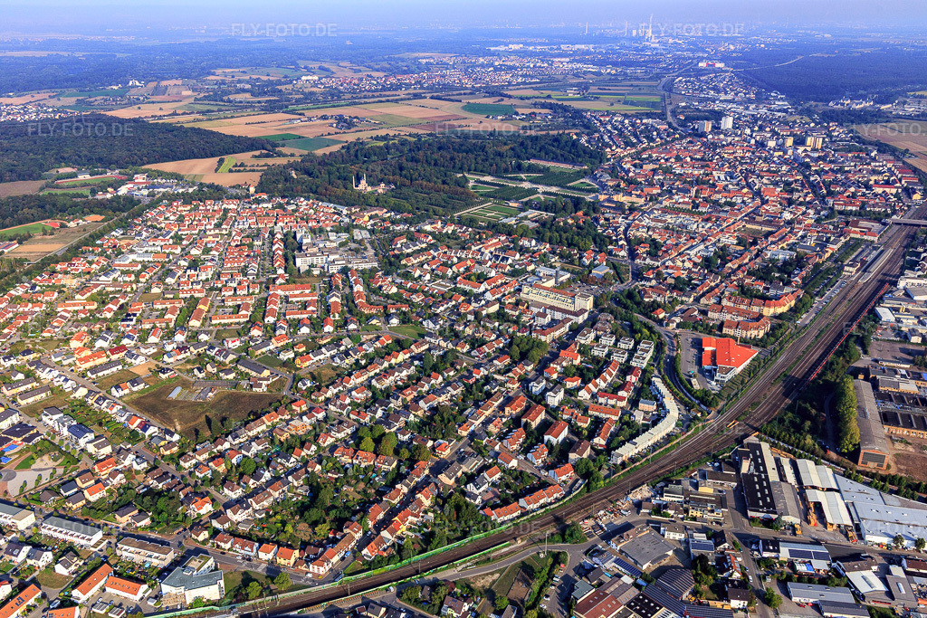 Luftbild: Stadtübersicht aus Osten jenseits der Eisenbahn in Oftersheim im Bundesland Baden-Württemberg in Deutschland. Foto: IMG_117233.jpg vom 25.08.2019 durch Werner Riehm/FLY-FOTO.de