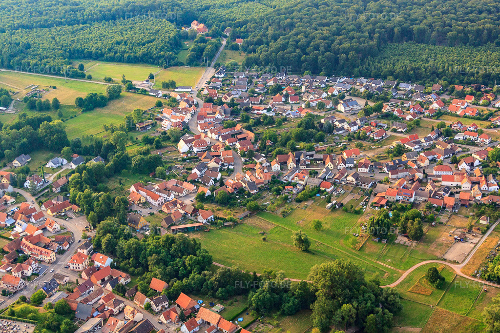 Luftbild: Ortsansicht aus Süden in Scheibenhardt im Bundesland Rheinland-Pfalz in Deutschland. – Foto: IMG_30643.jpg vom 09.07.2010 durch Werner Riehm/FLY-FOTO.de – Auflösung des Originals: 4752 x 3168 px