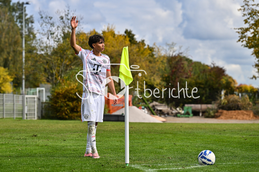 SpVgg Unterhaching U19 - FC Bayern München U19 | Beim Eckball Roy SNIP (FC Bayern München U19 10) / Einzelfoto / Freisteller / U19 DFB Nachwuchsliga: SpVgg Unterhaching - FC Bayern München; Sportschule Oberhaching am 18.10.2025