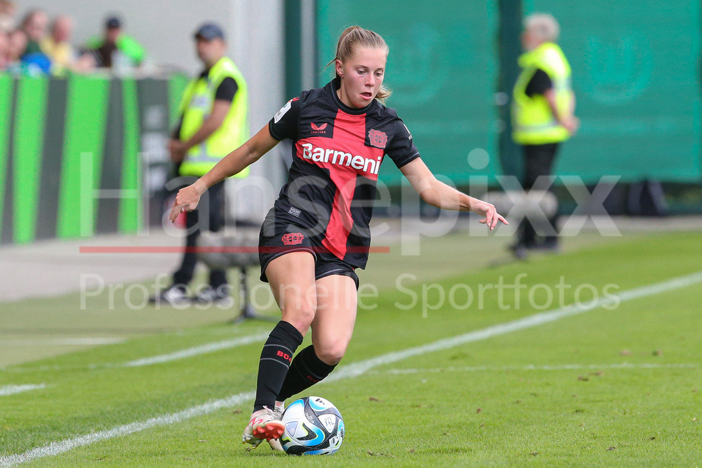 Fussball, Google Pixel Frauen-Bundesliga, VfL Wolfsburg - Bayer 04 Leverkusen | v.li.: Janou Levels (Bayer 04 Leverkusen, 5) Freisteller, Einzelbild, Ganzkörper, Aktion, Action, Spielszene, DIE DFB-RICHTLINIEN UNTERSAGEN JEGLICHE NUTZUNG VON FOTOS ALS SEQUENZBILDER UND/ODER VIDEOÄHNLICHE FOTOSTRECKEN. DFB REGULATIONS PROHIBIT ANY USE OF PHOTOGRAPHS AS IMAGE SEQUENCES AND/OR QUASI-VIDEO.