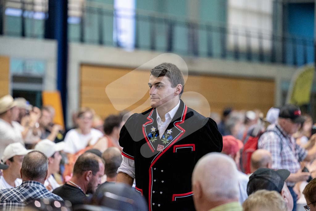 TESSINER2025_Ehrung_2172 | Die Schwinger des Schwyzer Kantonalen Schwingerverbandes: Fotos, die Dynamik und Leidenschaft festhalten, sowie emotionale Momente aus dem traditionellen Schwingsport zeigen. - Realisiert mit Pictrs.com