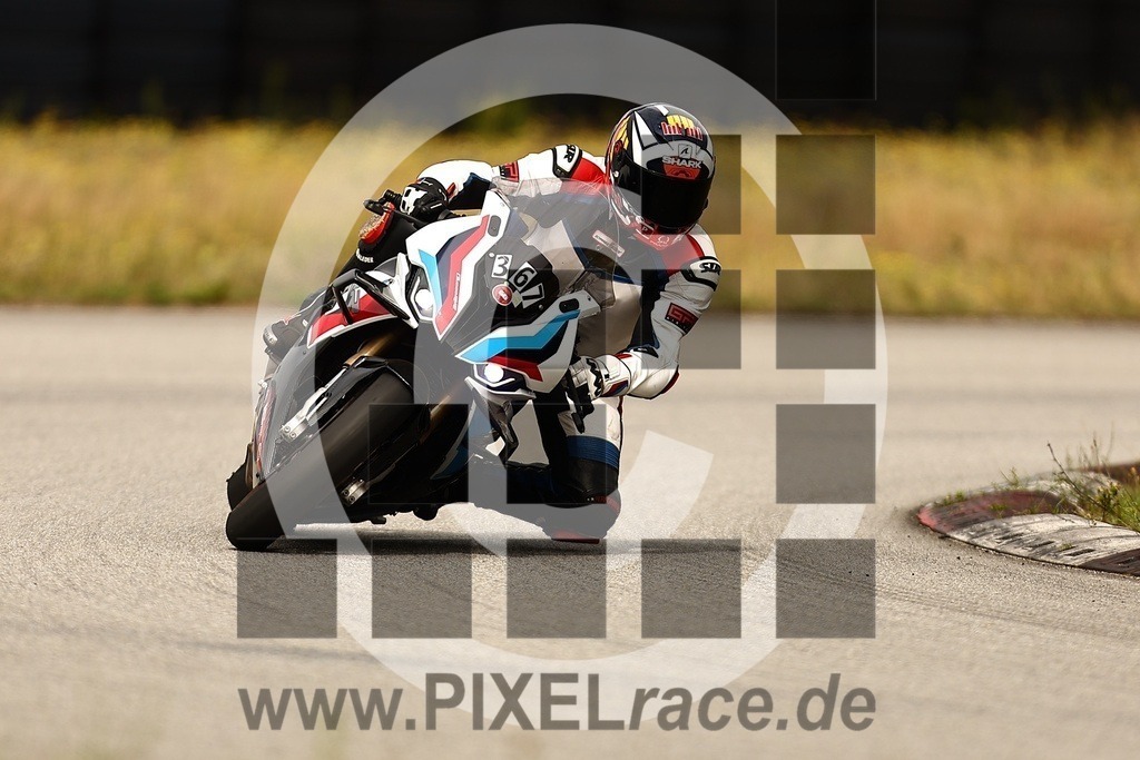 0367-20250726_04057 | Schöne Erinnerungen an spannende Momente - das festzuhalten ist unser Job. PIXELrace.de ist seit 2003 auf den Rennstrecken Europas unterwegs um die Action draußen beim Fahren und die wunderbare Stimmung imm Fahrerlager für euch einzufangen.