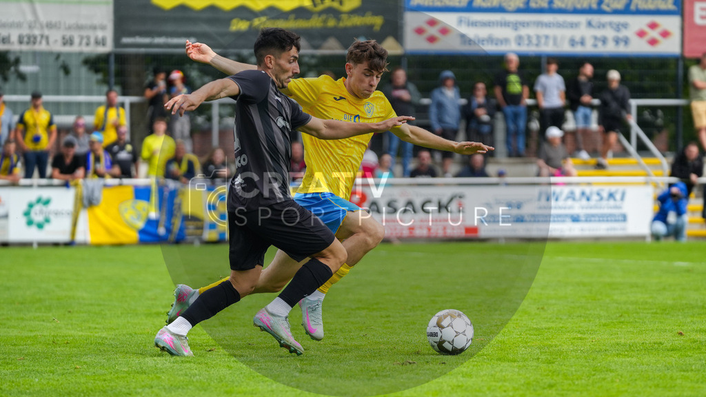 Fußball, Herren, Saison 2025/2026, Regionalliga Nordost, 2. Spieltag, FSV 63 Luckenwalde vs. Chemnitzer FC, Samstag 02.08.2025, Werner-Seelenbinder-Stadion Luckenwalde | Fußball, Herren, Saison 2025/2026, Regionalliga Nordost, 2. Spieltag, FSV 63 Luckenwalde vs. Chemnitzer FC, Samstag 02.08.2025, Werner-Seelenbinder-Stadion Luckenwalde, Im Bild: Domenico Alberico (l. Chemnitz) und Tim Maciejewski (r. Luckenwalde) - Realisiert mit Pictrs.com