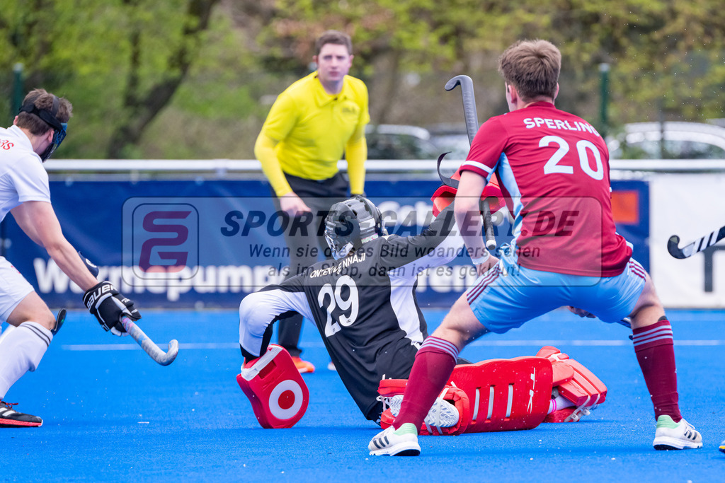 HK_20230415_106912 | 1. Bundesliga Herren Crefelder HTC - UHC Hamburg am 14.4.2023 Crefelder HTC, Krefeld , Joshua Onyekwue Nnaji Torwart ( Crefelder HTC #29 ) , Sperling Florian ( UHC Hamburg #20 )