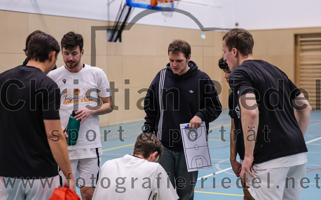 2025-12-06_010_TSV_Vaterstetten_gegen_MTV_1879_Muenchen | Vaterstetten, Deutschland, 06.12.2025:Basketball, 2. Regionalliga Süd 2025 / 2026, 9. Spieltag, TSV Vaterstetten gegen MTV 1879 München, Endergebnis: 58:83Trainer Kilian Drechsel (TSV Vaterstetten)Foto: Christian Riedel / fotografie-riedel.net