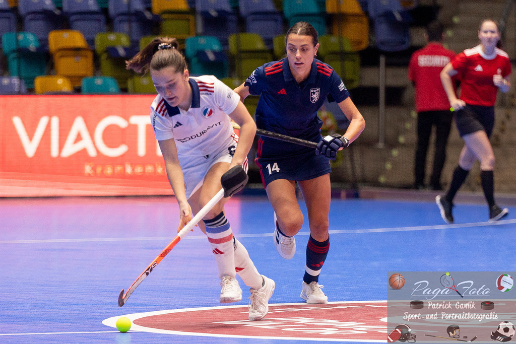Volvo E.R.B. Final 4 Halbfinale Frauen: Mannheimer HC - Düsseldorfer HC, 25.01.2025 | Fiona Felber (Mannheimer HC #6) am Ball und Selin Oruz (Düsseldorfer HC #14), Mannheimer HC - Düsseldorfer HC, Frankfurt, Süwag Arena, 25.1.2025 - Realisiert mit Pictrs.com