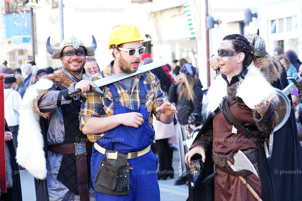 news-2023-Feb16-Unsinniger_Fasching_Reutte-sony-DSC02445 | Info aus dem Bezirk Reutte/Ausserfern Tirol sowie eine umfangreiche Bilddatenbank über die gesamte Region: Lechtal, Talkessel Reutte, Tannheimertal, Zwischentoren. Lech, Plansee, Zugspitze, Grenztunnel, B179, Fernpassstraße, Verkehr, Lawinen, Tradition, - Realisiert mit Pictrs.com