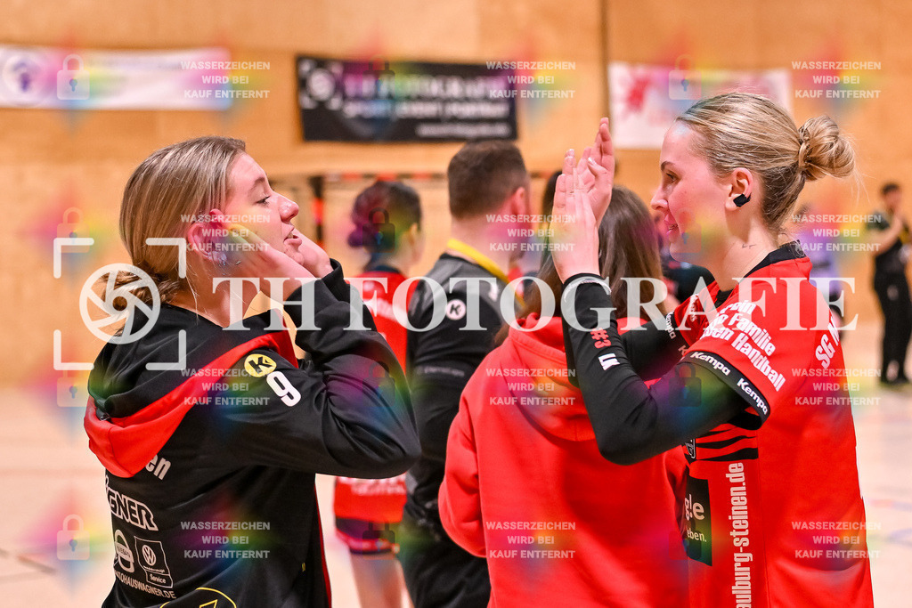 GER, SG Maulburg/Steinen - TuS Helmlingen, Handball, Suedbadenliga, 14. Spieltag, Saison 2023/2024, 17.02.2024 | Tamara Posovzky (SG Maulburg/Steinen, #09) und Leonie Kiefer (SG Maulburg/Steinen, #03) klatschen sich ab.

GER, SG Maulburg/Steinen - TuS Helmlingen, Handball, Suedbadenliga, 14. Spieltag, Saison 2023/2024, 17.02.2024

Foto: TH Fotografie/Thomas Hess