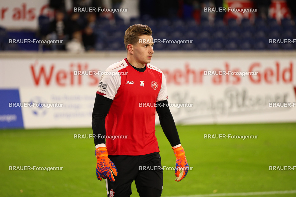MSV Duisburg - Rot-Weiss Essen  | Duisburg, Deutschland, 26.10.2025 Felix Wienand  (Rot-Weiss Essen) schaut während des 3.Liga Spiels zwischen MSV Duisburg und Rot-Weiss Essen in der Schauinsland-Reisen-Arena am 26.10.2025 in Duisburg (Foto von Timo Bluhmki-Schmidt/ Brauer Fotoagentur