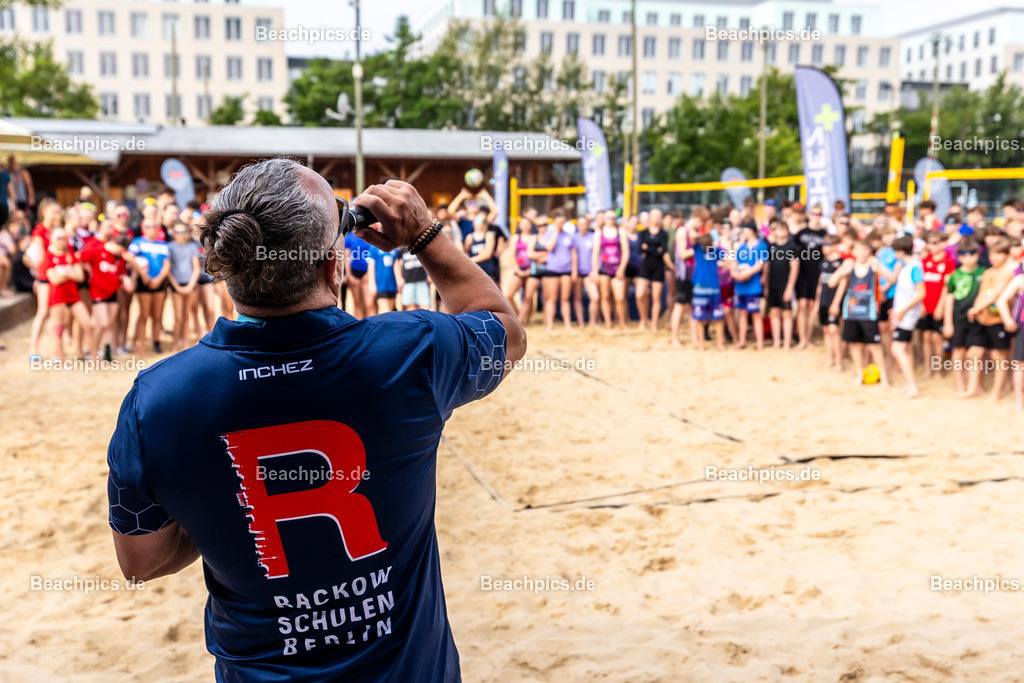 2025-200076254-Jugend-Beach-Serie-Turnier | Pinar Atalay, Bundeskanzler Friedrich Merz 31.05.2025; Berlin Foto: Gerold Rebsch - www.beachpics.de