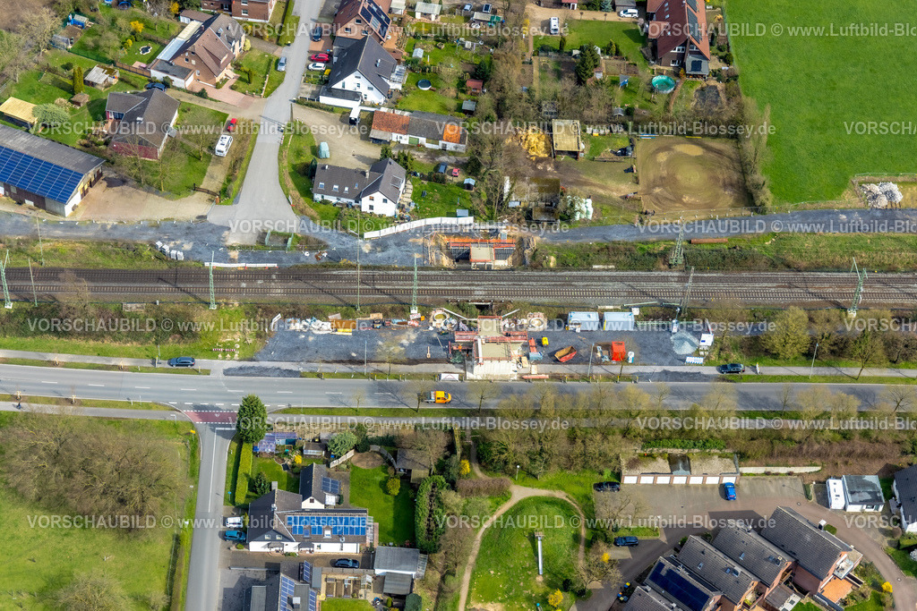 Voerde230301056Betuwe | Luftbild, Ausbau der Betuwe Linie zwischen Ruhrgebiet und den Niederlanden im Bereich Voerde zur dreigleisigen Bahnstrecke, , alle beschrankten Bahnübergänge werden entfallen oder durch Über- oder Unterführungen ersetzt werden. Vor allem ist die Ausbaumaßnahme für die Bahn mit der Verpflichtung verbunden, nunmehr Lärmschutz für die betroffenen Menschen zu gewähren. Stockum, Voerde, Niederrhein, Ruhrgebiet, Nordrhein-Westfalen, Deutschland