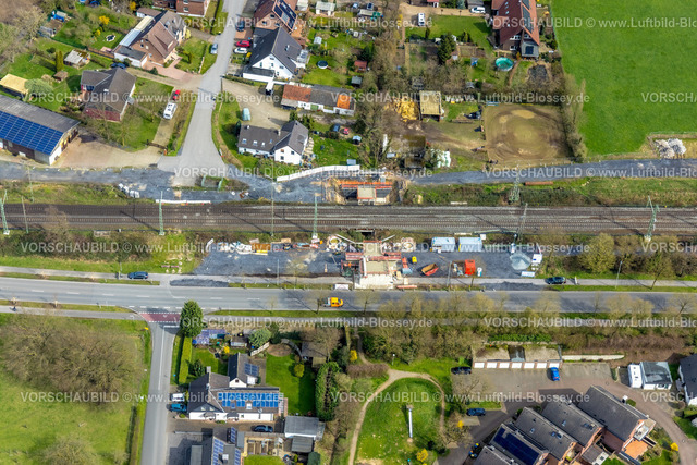 Voerde230301056Betuwe | Luftbild, Ausbau der Betuwe Linie zwischen Ruhrgebiet und den Niederlanden im Bereich Voerde zur dreigleisigen Bahnstrecke, , alle beschrankten Bahnübergänge werden entfallen oder durch Über- oder Unterführungen ersetzt werden. Vor allem ist die Ausbaumaßnahme für die Bahn mit der Verpflichtung verbunden, nunmehr Lärmschutz für die betroffenen Menschen zu gewähren. Stockum, Voerde, Niederrhein, Ruhrgebiet, Nordrhein-Westfalen, Deutschland