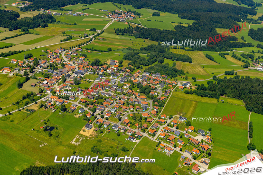 Aktuelles Luftbild von  Schöfweg - Die Luftaufnahme wurde 2022 mittels UL-Flugzeug erstellt ( keine Drohne ) - hochauflösende Kamera-Systeme von  Canon -Beste Qualität - Für grossformatige Ausdrucke geeignet. Die Geschenkidee !