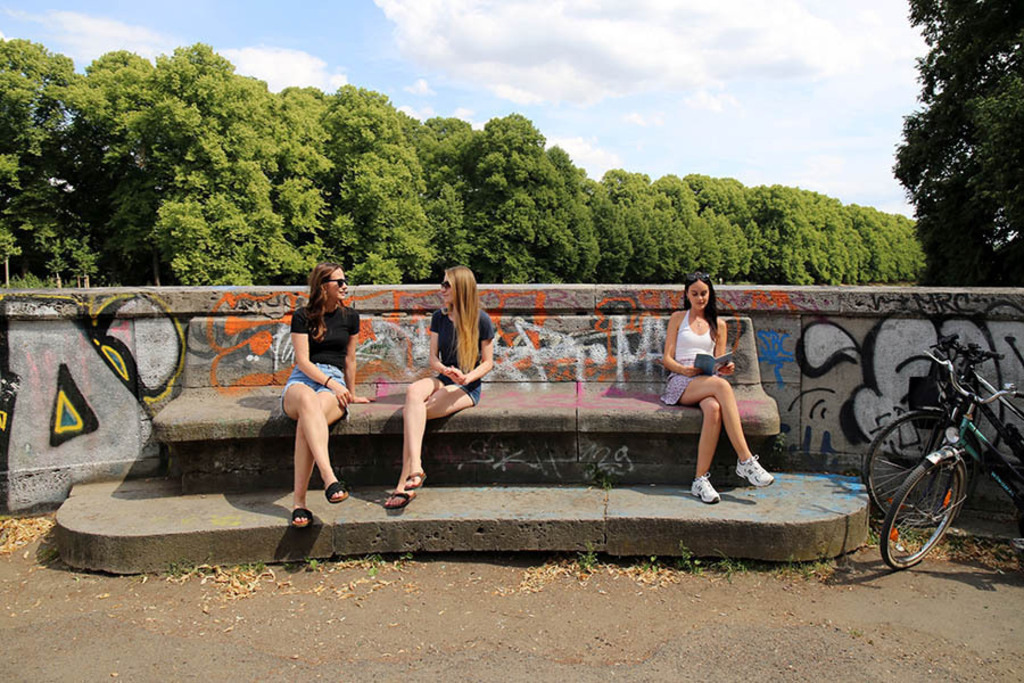 Foto: Leipzig - Sachsenbrücke | Das Team hinter BILDLEXIKON LEIPZIG bündelt historische wie aktuelle Informationen über die Stadt Leipzig in Text und Bild auf einer Plattform und stellt diese der interessierten Öffentlichkeit zur Verfügung.