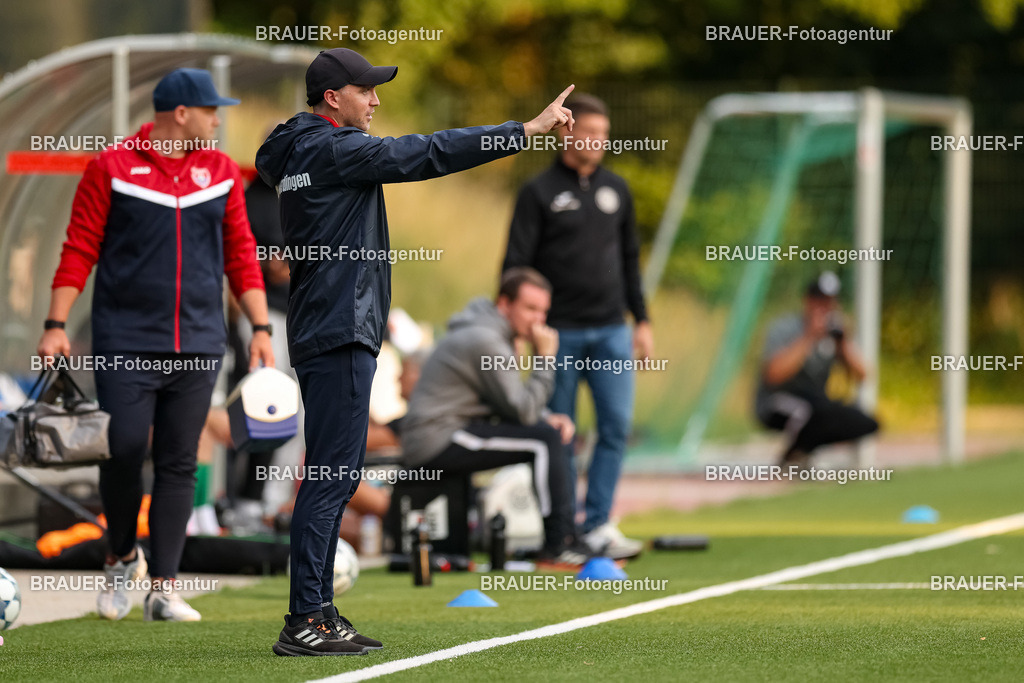 1_KFCWAT_20250723_0653.JPG -  - KFC Uerdingen - SG Wattenscheid 09 - Testspiel | Krefeld, Deutschland, 23.07.25: Trainer Julian Stöhr (KFC Uerdingen) gestikuliert, Gestik waehrend des Testspiel Spiels zwischen KFC Uerdingen - SG Wattenscheid 09 in der Covestro Sportpark am 23. July 2025 in Krefeld, Deutschland. (Foto von Stefan Brauer/Brauer-Fotoagentur)
