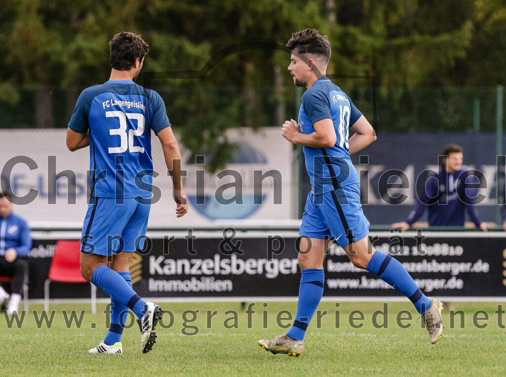 2023-10-14_078_FC_Langengeisling_gegen_TSV_Siegsdorf | Erding, Deutschland, 14.10.2023:
Fußball, Bezirksliga Oberbayern Ost 2023 / 2024, 13. Spieltag, FC Langengeisling gegen TSV Siegsdorf, Endergebnis: 3:0

Kilian Stenzel (FC Langengeisling, #32), Maximilian Maier (FC Langengeisling, #10)

Foto: Christian Riedel / fotografie-riedel.net