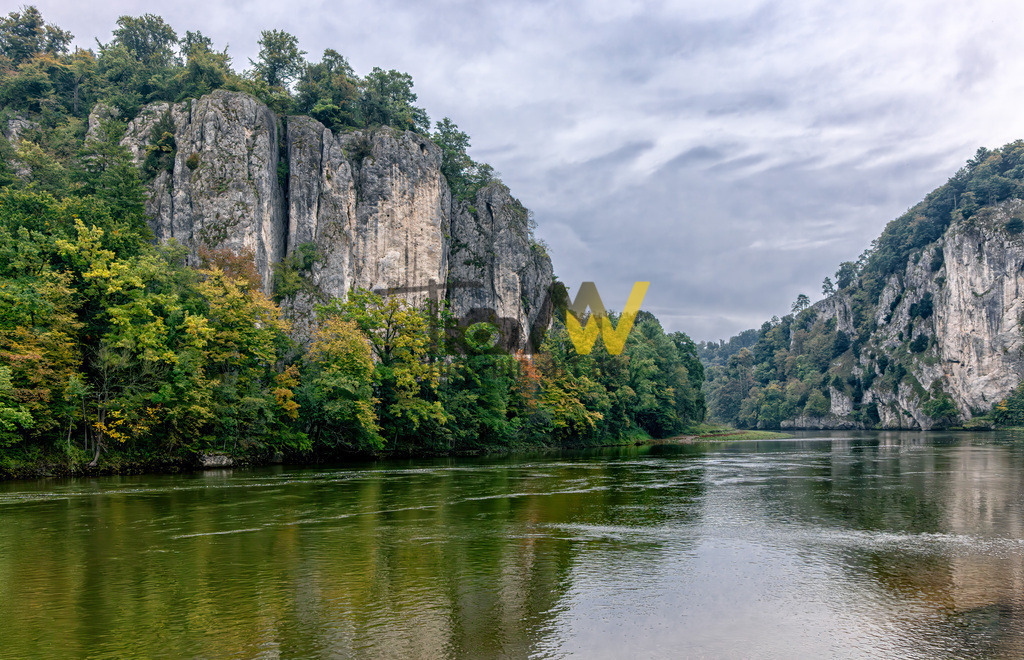 Der Donaudurchbruch im Altmühltal bei Kehlheim-Weltenburger Enge | Das Bild zeigt die Weltenburger Enge, auch bekannt als Donaudurchbruch, ein beeindruckendes Naturdenkmal in Bayern. Es handelt sich um ein Naturschutzgebiet, in dem sich die Donau auf rund 5 Kilometern ihren Weg durch bis zu 70 Meter hohe Kalkfelsen bahnt. Die Weltenburger Enge zählt zu den ältesten Naturschutzgebieten Bayerns und wurde 2020 als „Erstes Nationales Naturmonument Bayerns“ ausgezeichnet.  - Realisiert mit Pictrs.com